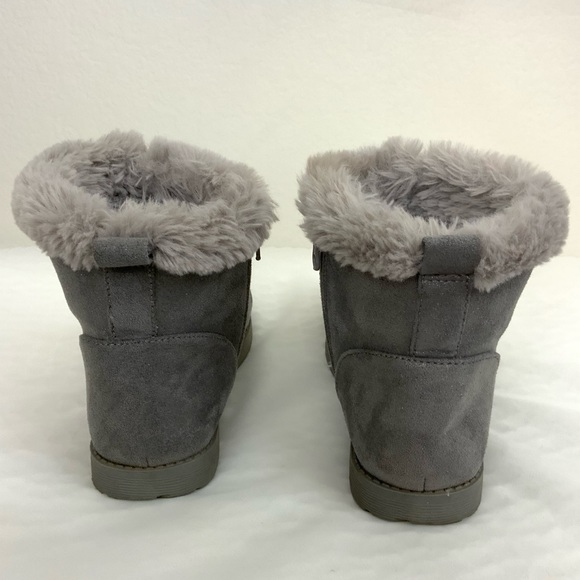 Girl’s Cat & Jack Grey Fur Boots Size 2 - Picture 4 of 5